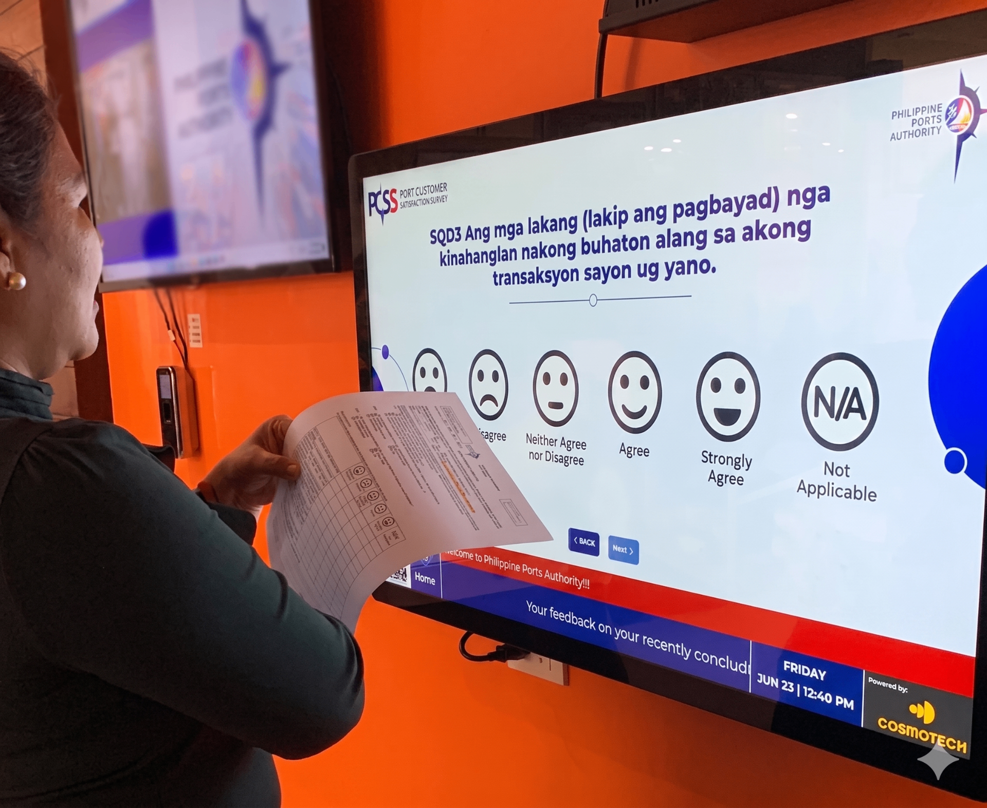 Customer using a URateMe Port Customer Satisfaction Survey kiosk powered by Cosmotech
